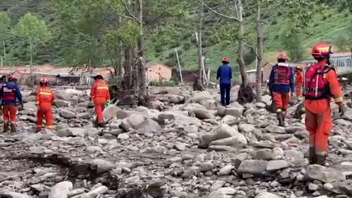 Inundaciones en el noroeste de China dejan muertos y decenas de desaparecidos