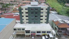 Residentes de tres PH en Limajo preocupados por orden para demoler edificios