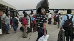 Ciudadanos de India se preparan para abordar un avión militar en el Aeropuerto de Kabul.