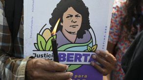 Afiche de la ambientalista asesinada Berta Cáceres.