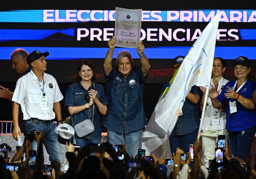Marta Linares de Martinelli junto al expresidente Ricardo Martinelli en las elecciones primarias del partido Realizando Metas.