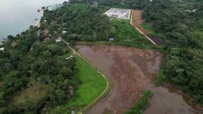 Los bajos niveles del lago Big Creek por falta de lluvia, de donde se abastece la planta potabilizadora de Isla Colón, ha afectado la producción de agua.