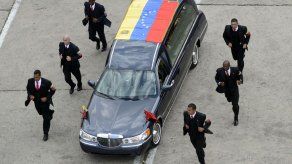 Coche fúnebre de Chávez aparece en desfile de autos clásicos en Colombia