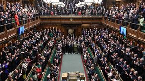 Hablando por video desde Ucrania y vestido de verde oliva, Zelenskyy agradeció a Gran Bretaña por su apoyo, que ha incluido asistencia humanitaria y el envío de armas defensivas.