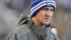 Manning ya lanza el balón