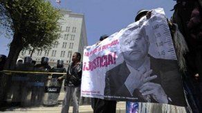 Juez dice sí a demanda contra Sánchez de Losada