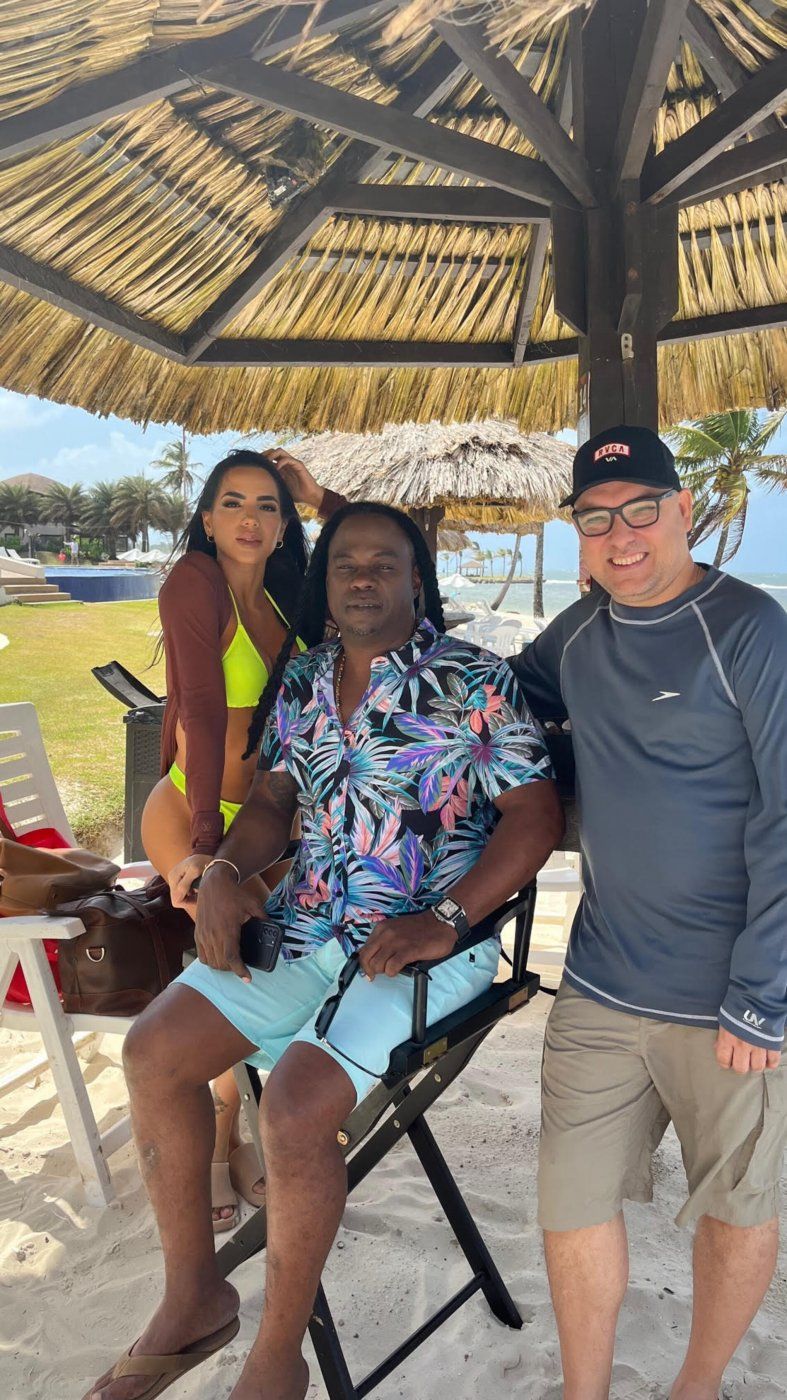 Kafu Banton junto a la modelo del video de Una Vaina y el director Lucho Spada.