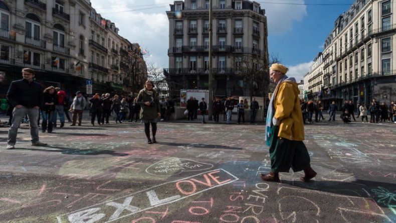Dejan mensajes de apoyo en calle de Bruselas