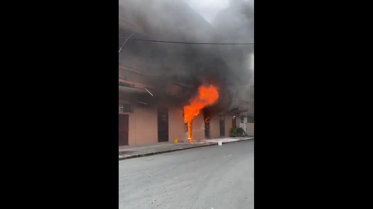 Cuerpo de Bomberos atiende incendio en el edificio La Magnolia