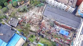 La cafetería se vino abajo y las víctimas quedaron atrapadas en su interior.