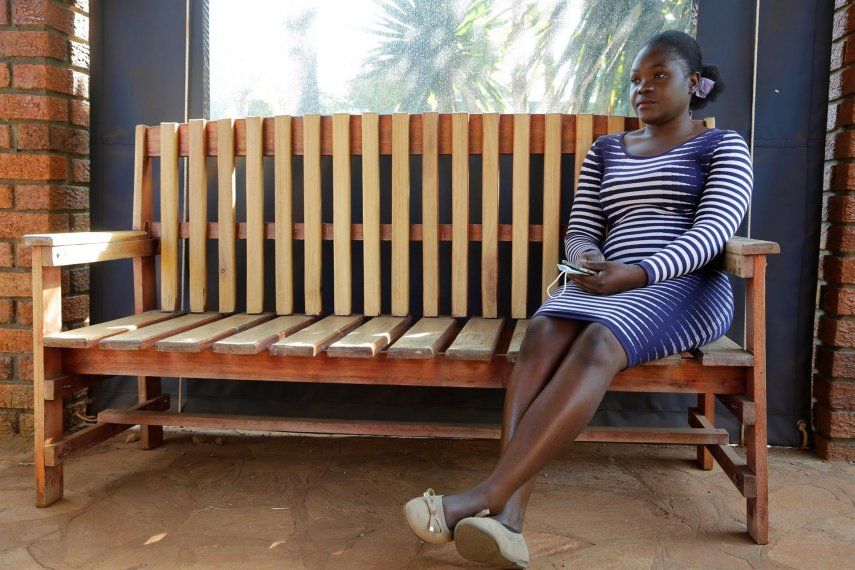 Terapia en bancos con abuelas: salud mental contra las crisis en Zimbabue