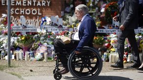 El periódico Austin American-Statesman publicó esta semana un video de casi 80 minutos de las cámaras de seguridad de la escuela que pone al descubierto la desconcertante inacción de la policía mientras la masacre se desarrollaba. Abbott dijo el jueves que fue “repugnante ver lo que sucedió”.