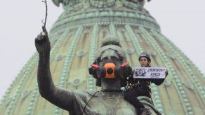 Greenpeace coloca máscara a estatua ante Congreso argentino por contaminación