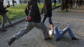 Policía vestido de civil en Francia patea a protestante en marcha gay