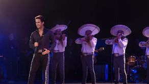 Escena de Luis Miguel, la serie.