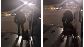 España: Pasajero impaciente intenta salir por ala de avión