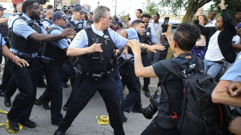 Chicago: Hombre baleado por policía parecía estar armado