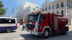 Rescatistas trabajan en la zona donde se registró la explosión de un hotel en La Habana.