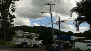 Camión se enreda con cables telefónicos y eléctricos en Capira