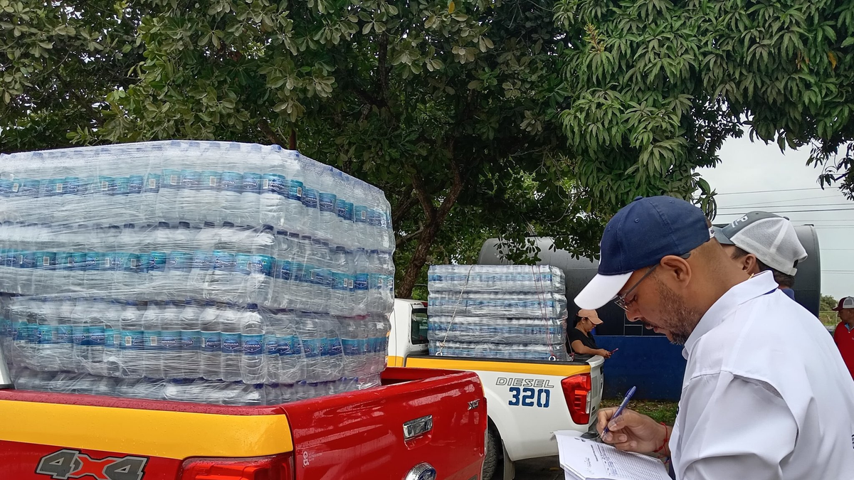 Distribución de agua embotellada en Azuero. Distribución de agua embotellada en Azuero.