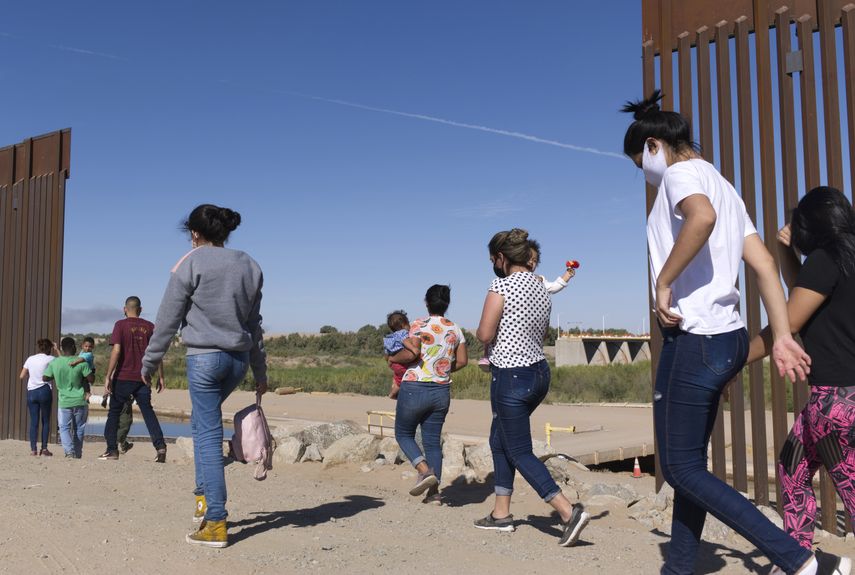 El estado de Texas ha trasladado voluntariamente en autobús a más de 6.000 migrantes a Washington desde mediados de abril.