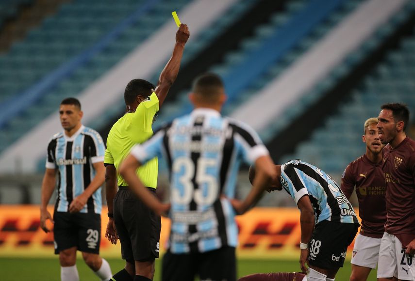 FIFA prueba ampliar el VAR para córners y segundas amarillas&nbsp;