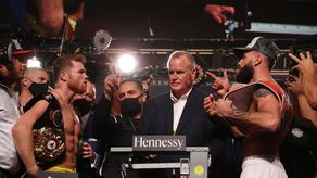 Canelo Álvarez y Caleb Plant cumplen en la báscula