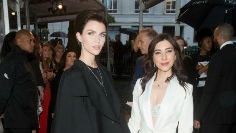 Ruby Rose recibe clases de guitarra de su novia, Jessica Origliasso