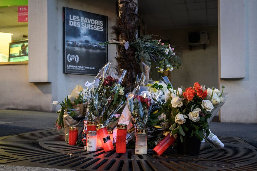 Flores y velas próximas al edificio en el que vivía la familia francesa.