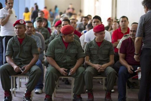 Se siente un vacío, admiten electores en centro donde votaba Chávez