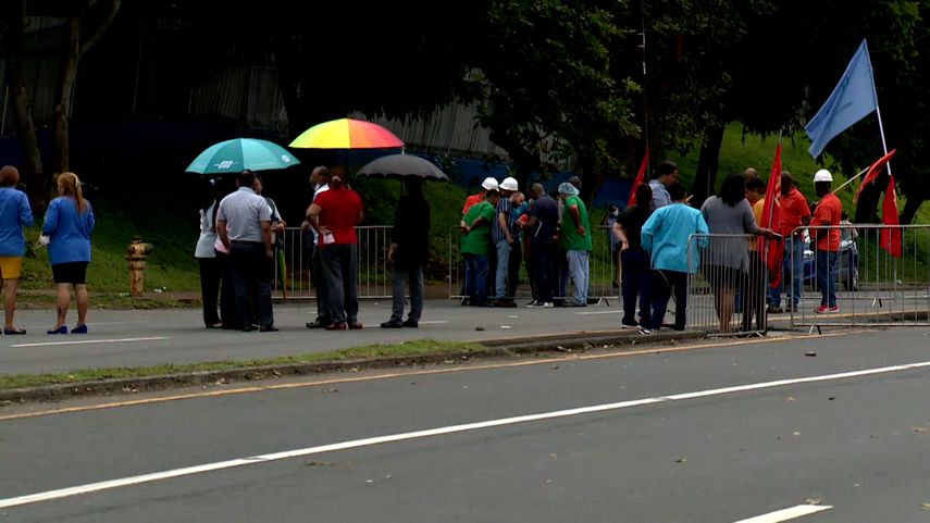 Los miembros de las tres asociaciones realizaron una protesta en la vía Transístmica frente al Complejo Hospitalario.