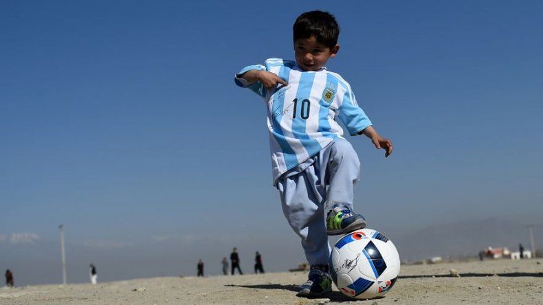 Niño afgano seguidor de Messi deja el país tras amenazas