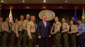 Doce miembros de una misma familia hispana son alguaciles de Los Ángeles