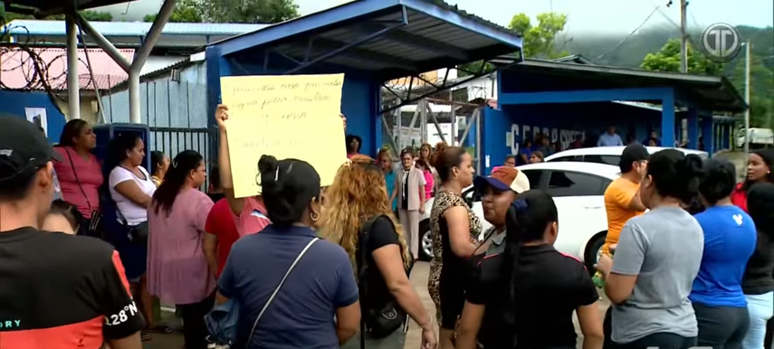 Padres de familia de la Escuela Grecia rechazan el retorno de la directora Yoira Perea.