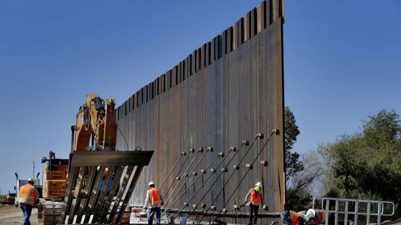 El muro fronterizo de Trump toma forma en Yuma, Arizona