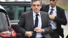 El supuesto regalo de exclusivos trajes empaña de nuevo la campaña de Fillon