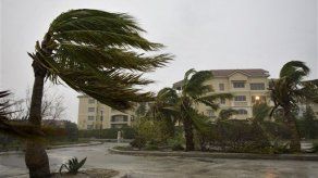 Ike sobre Turcos y Caicos; trae más inundaciones en Haití