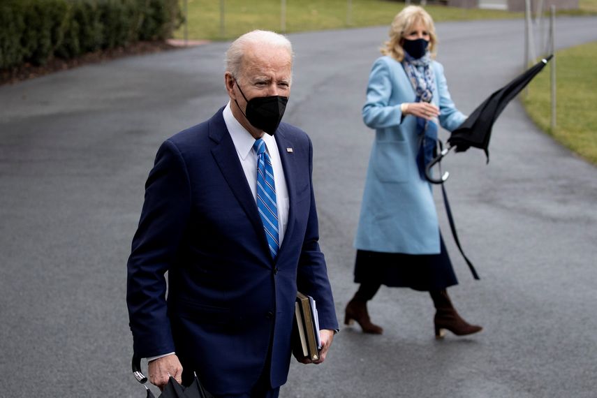 Joe Biden a su arribo a la Casa Blanca en la que atendería el avance de la variante ómicron en EE. UU.