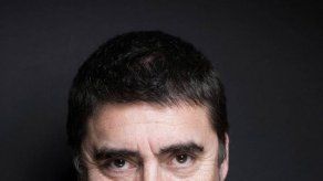Alfred Molina debutará como director adaptando un libro de su esposa