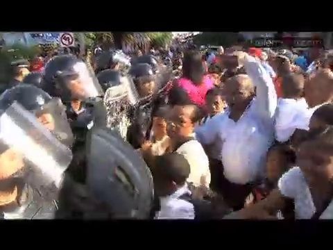 Colón: Enfrentamiento con antimotines por aguas negras en escuela
