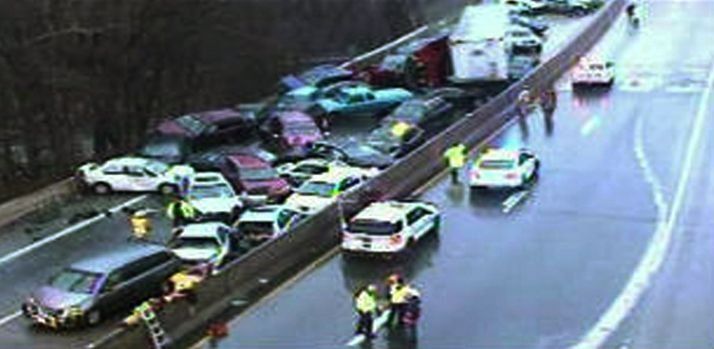 Unos 20 autos chocan en autopista en Pennsylvania, tres muertos