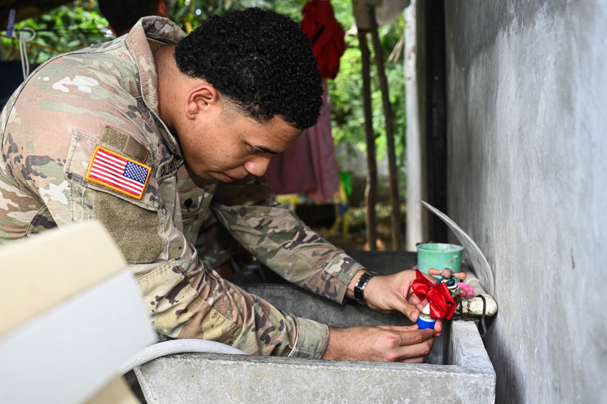 Comando Sur de Estados Unidos entrega filtros de agua