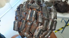 La mujer tenía 67 envoltorios de droga en la cabeza.