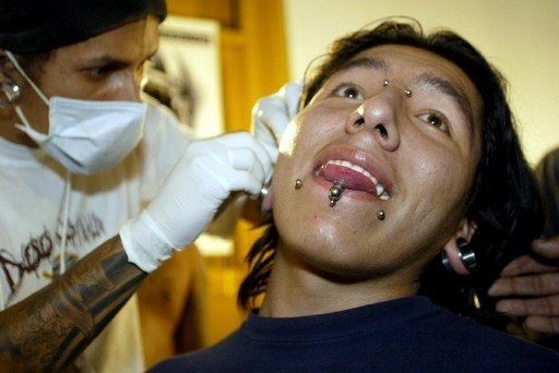 Las personas tatuadas y con piercing consumen más alcohol