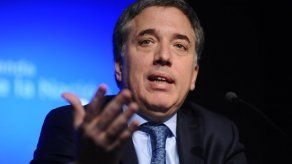 Argentina sale a calmar a los mercados tras suba del dólar