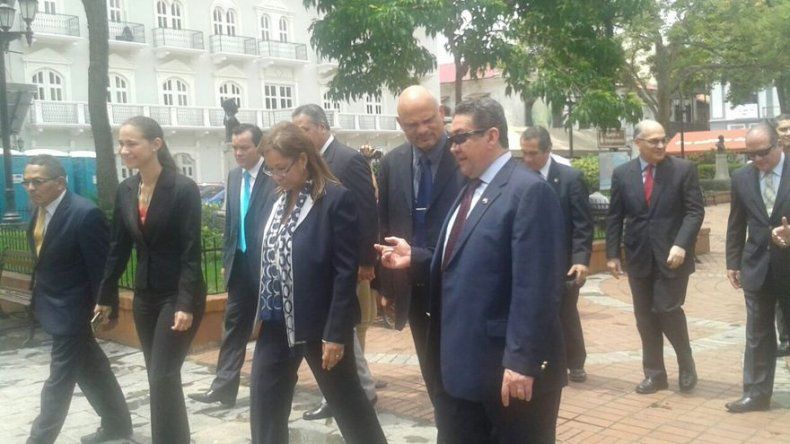 Abogados y autoridades judiciales marchan hacia la Presidencia
