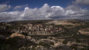 La población de los asentamientos tiende a ser más joven y religiosa, con una tasa de natalidad más alta. Los asentamientos subsidiados por el Estado atraen a muchos israelíes debido a la calidad de vida.&nbsp;