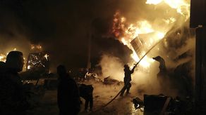 Un funcionario militar —según lo citó la agencia noticiosa estatal SANA— indicó que misiles israelíes disparados al oeste de Latakia alcanzaron la terminal de contenedores del puerto, desatando incendios que provocaron graves daños.