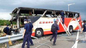 Taiwán: Mueren 26 en incendio de bus turístico