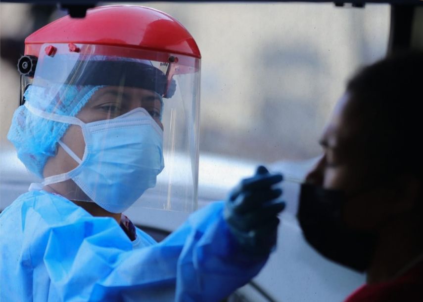 Una funcionaria del Minsa realiza un hisopado a un ciudadano.